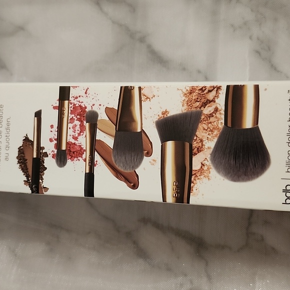 NIB Eyeshadow, Setting Spray and Brush Set - Picture 11 of 16